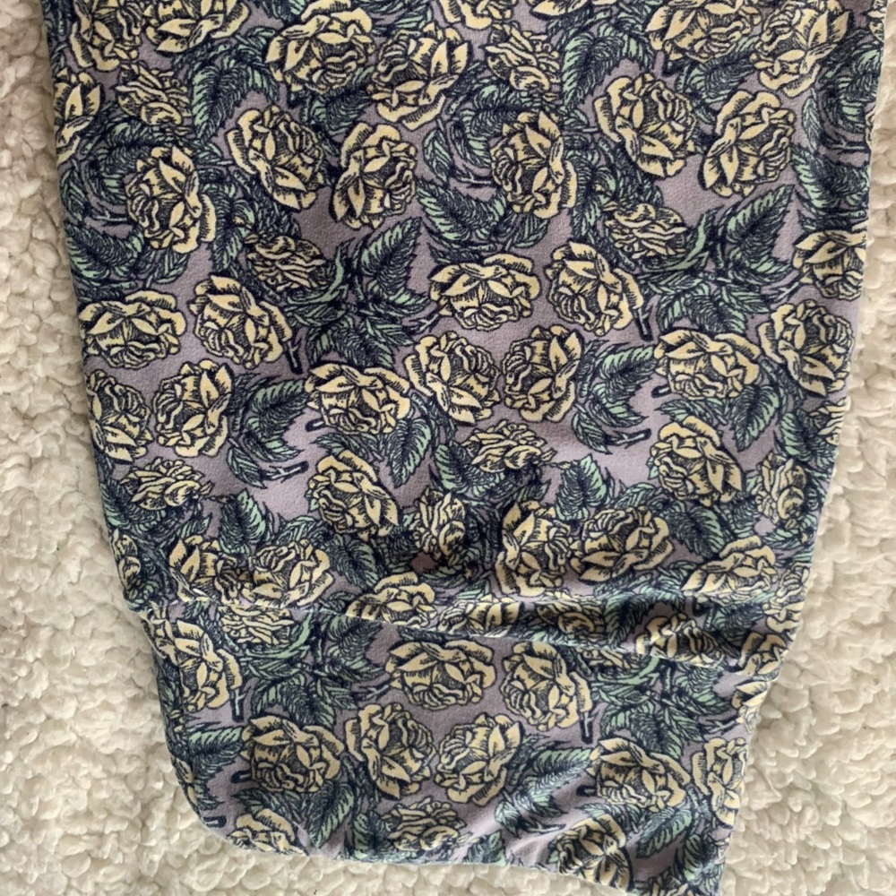 Lularoe leggings size os lavender with flowers
